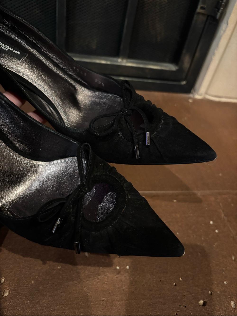 Dolce & Gabbana Pointed-Toe Suede Pumps with Bow Detail - Picture 5 of 8